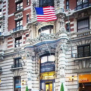The At Fifth Avenue Otel